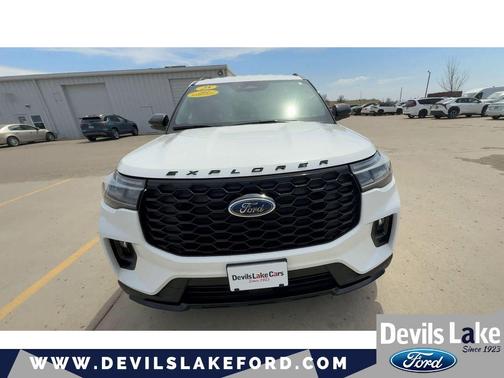 Star White Metallic Tri-Coat 2025 Ford Explorer ST-Line