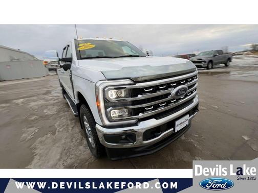 Oxford White 2025 Ford F-250 Lariat
