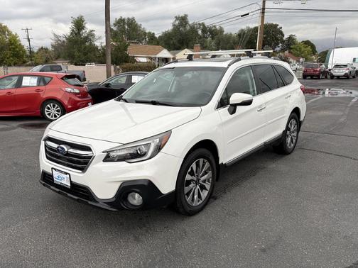 Crystal White Pearl 2018 Subaru Outback 3.6R Touring