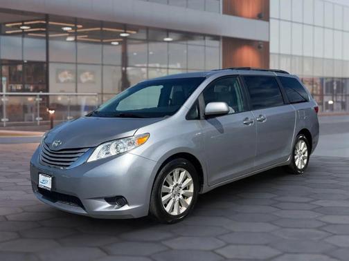 Silver Sky Metallic 2017 Toyota Sienna LE