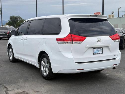 Super White 2014 Toyota Sienna LE