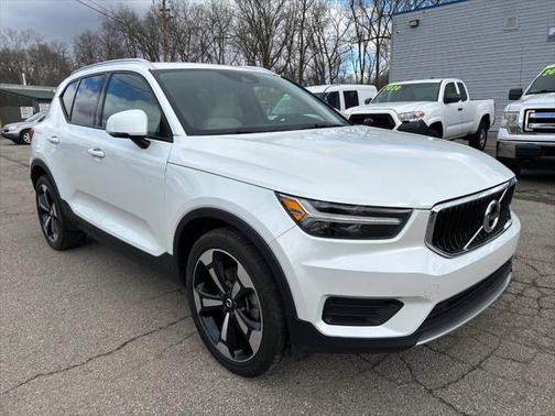 2022 Volvo XC40 T4 Momentum