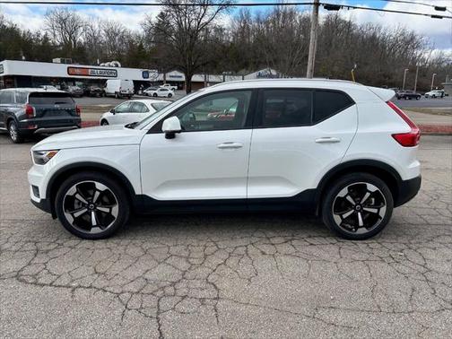 2022 Volvo XC40 T4 Momentum