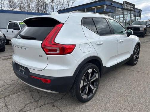2022 Volvo XC40 T4 Momentum