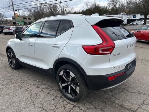 2022 Volvo XC40 T4 Momentum