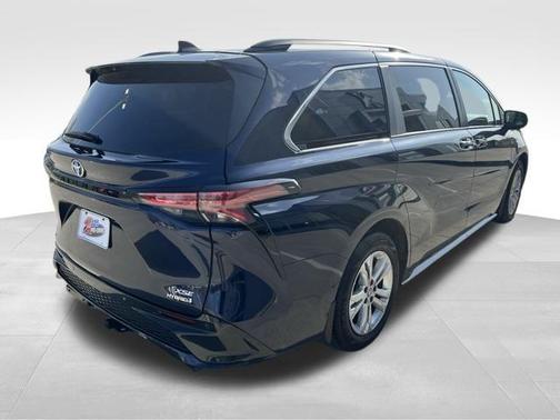 2023 Toyota Sienna XSE 7 Passenger