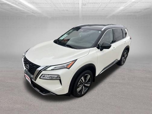 Pearl White Tricoat/Super Black 2023 Nissan Rogue SL