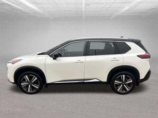 Pearl White Tricoat/Super Black 2023 Nissan Rogue SL