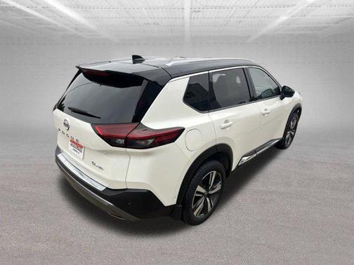 Pearl White Tricoat/Super Black 2023 Nissan Rogue SL