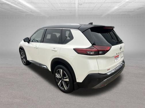 Pearl White Tricoat/Super Black 2023 Nissan Rogue SL