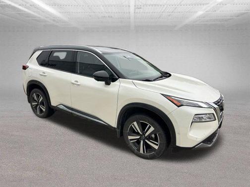 Pearl White Tricoat/Super Black 2023 Nissan Rogue SL