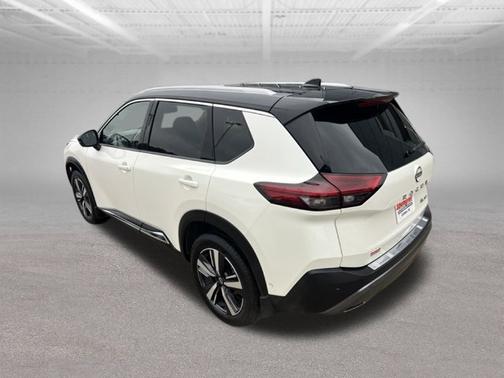 Pearl White Tricoat/Super Black 2023 Nissan Rogue SL