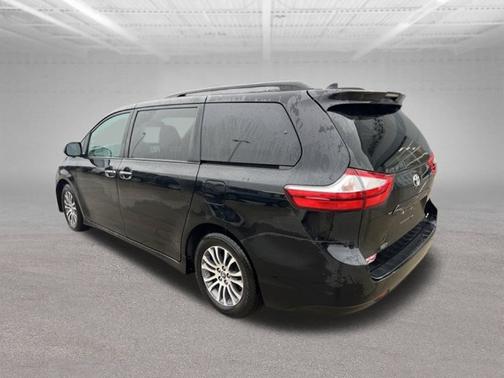Midnight Black Metallic 2019 Toyota Sienna XLE