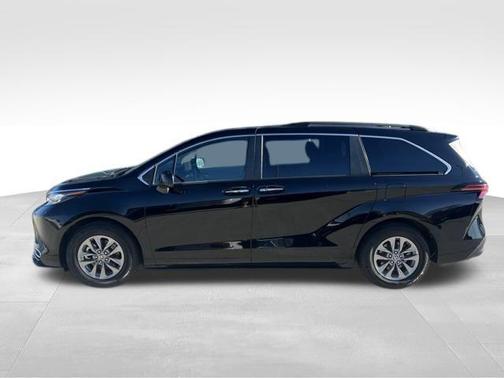 2022 Toyota Sienna XLE 7 Passenger