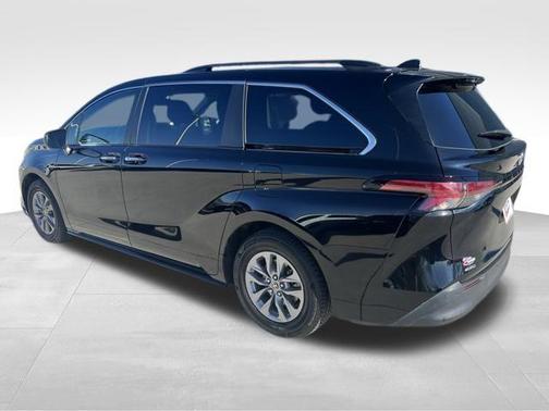 2022 Toyota Sienna XLE 7 Passenger