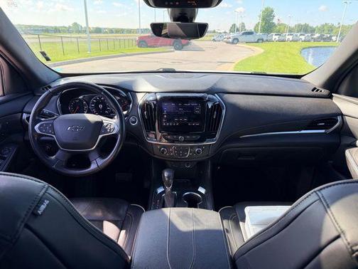 Summit White 2022 Chevrolet Traverse Premier