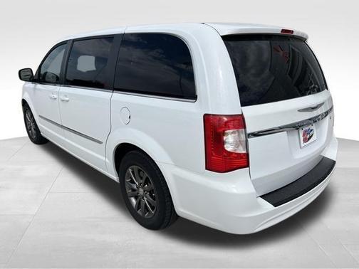 2016 Chrysler Town & Country S