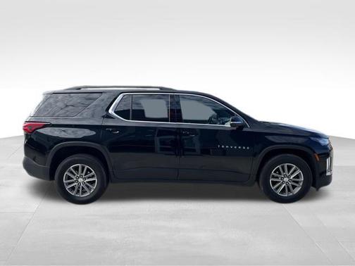 Mosaic Black Metallic 2022 Chevrolet Traverse LT