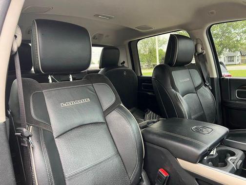 Diamond Black Crystal Pearlcoat 2023 RAM 2500 Laramie Crew Cab 4x4 6'4' Box