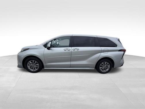 Celestial Silver Metallic 2022 Toyota Sienna XLE