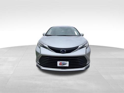 Celestial Silver Metallic 2022 Toyota Sienna XLE