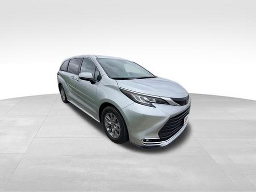 Celestial Silver Metallic 2022 Toyota Sienna XLE