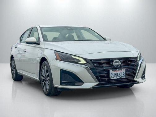 Pearl White 2023 Nissan Altima 2.5 SV