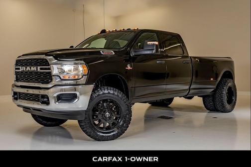 Diamond Black Crystal Pearlcoat 2024 RAM 3500 Tradesman Crew Cab 4x4 8' Box