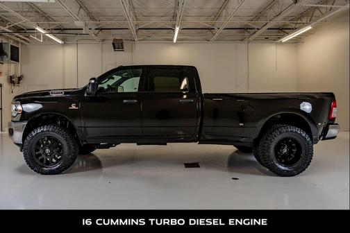 Diamond Black Crystal Pearlcoat 2024 RAM 3500 Tradesman Crew Cab 4x4 8' Box