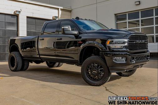 Diamond Black Crystal Pearlcoat 2023 RAM 3500 Laramie Crew Cab 4x4 8' Box