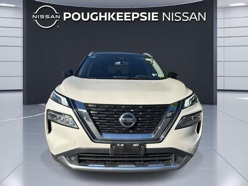 Pearl White Tricoat/Super Black 2021 Nissan Rogue Platinum