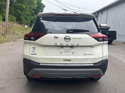 Pearl White Tricoat 2021 Nissan Rogue SV