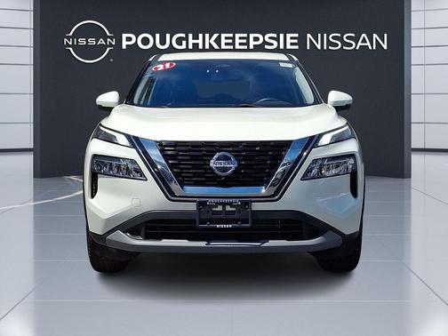 Pearl White Tricoat 2021 Nissan Rogue SV