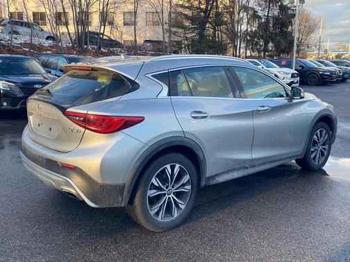 2017 INFINITI QX30 Premium
