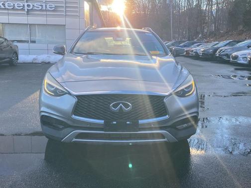 2017 INFINITI QX30 Premium