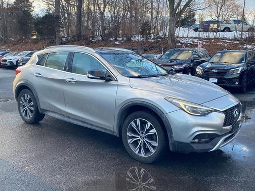 2017 INFINITI QX30 Premium