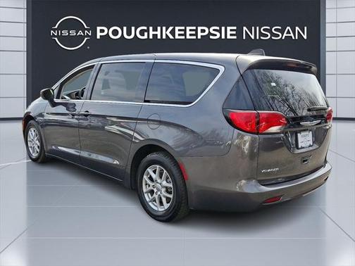2022 Chrysler Voyager LX