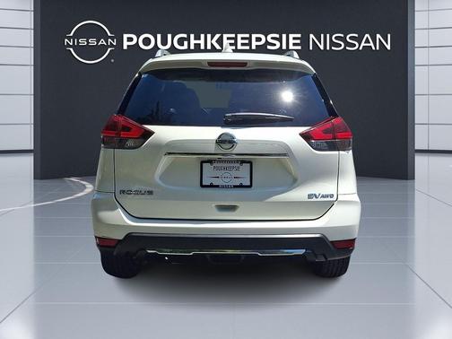 Pearl White 2018 Nissan Rogue SV