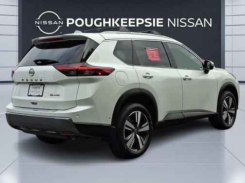 Everest White Pearl 2024 Nissan Rogue SL