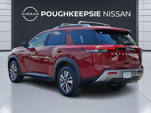 Scarlet Ember 2024 Nissan Pathfinder SL 4WD