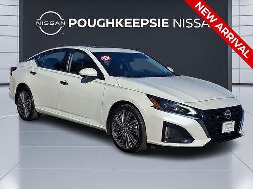 Pearl White Tricoat 2023 Nissan Altima 2.5 SL