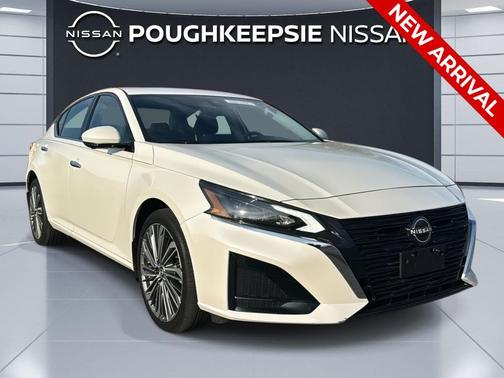 Pearl White Tricoat 2023 Nissan Altima 2.5 SL