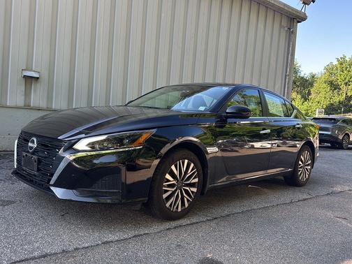 Super Black 2024 Nissan Altima 2.5 SV