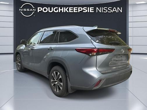 Moon Dust 2022 Toyota Highlander XLE