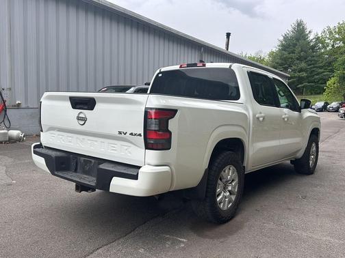 Glacier White 2022 Nissan Frontier SV