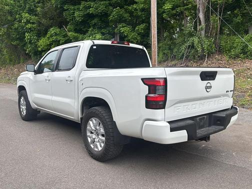 Glacier White 2022 Nissan Frontier SV