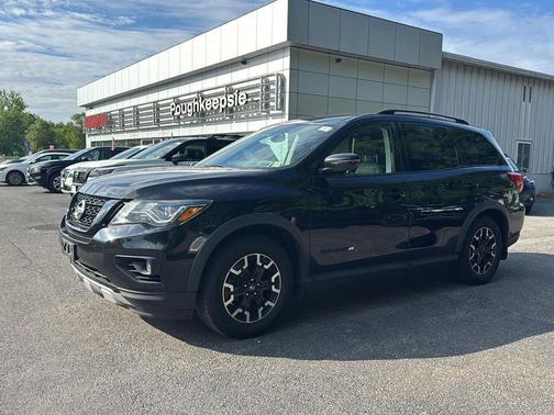 Magnetic Black Metallic 2017 Nissan Pathfinder SL