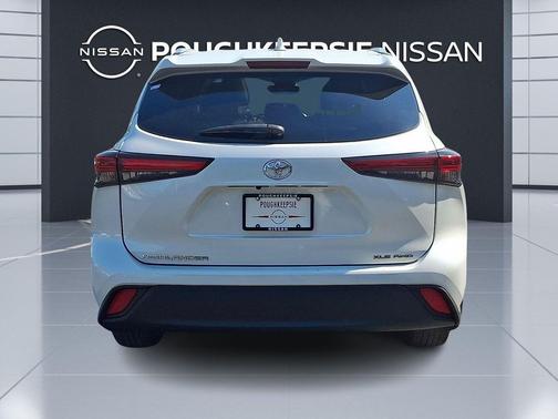 Wind Chill Pearl 2022 Toyota Highlander XLE