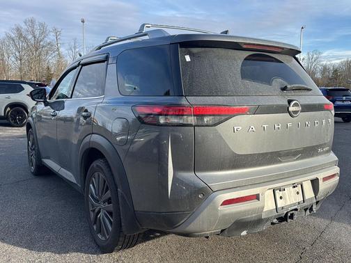 2022 Nissan Pathfinder SL 4WD