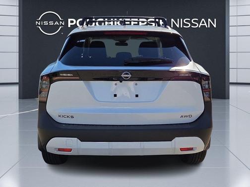 Aspen White Tricoat/Super Black 2027 Nissan Kicks SV